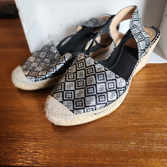 Elegant Black and White Espadrille Wedges - Picture 1 of 5